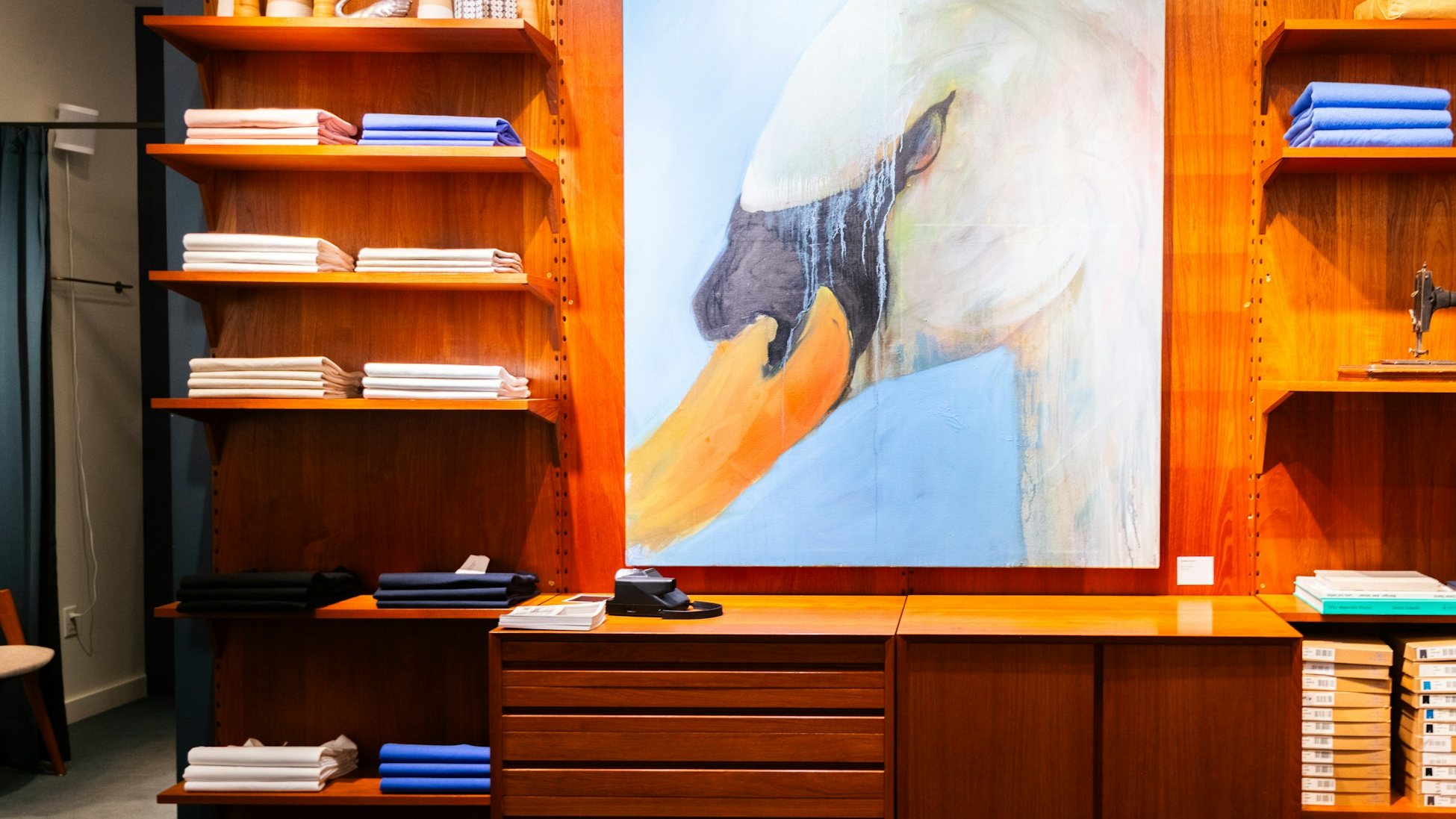 Boutique con estanterías y expositores a medida
