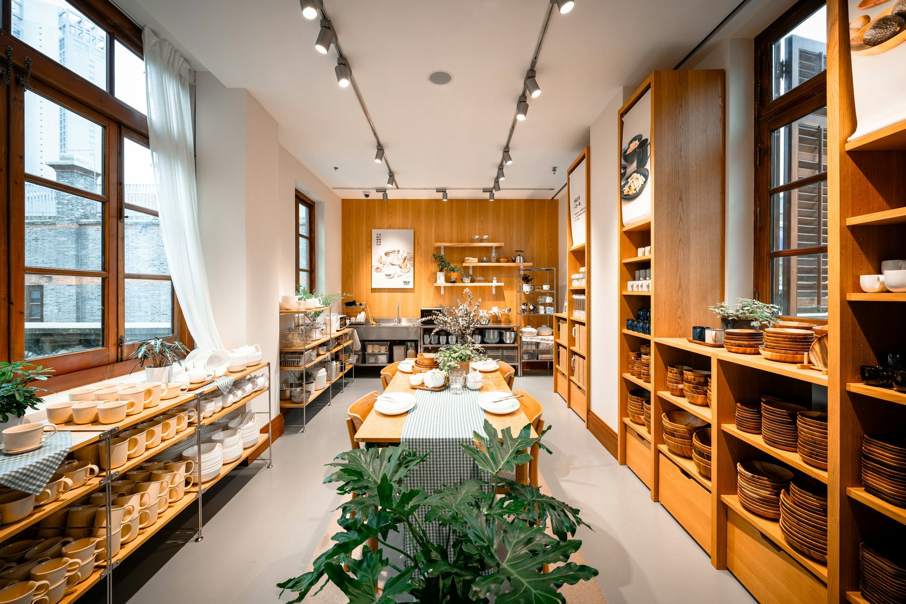 Interior de boutique con mobiliario a medida