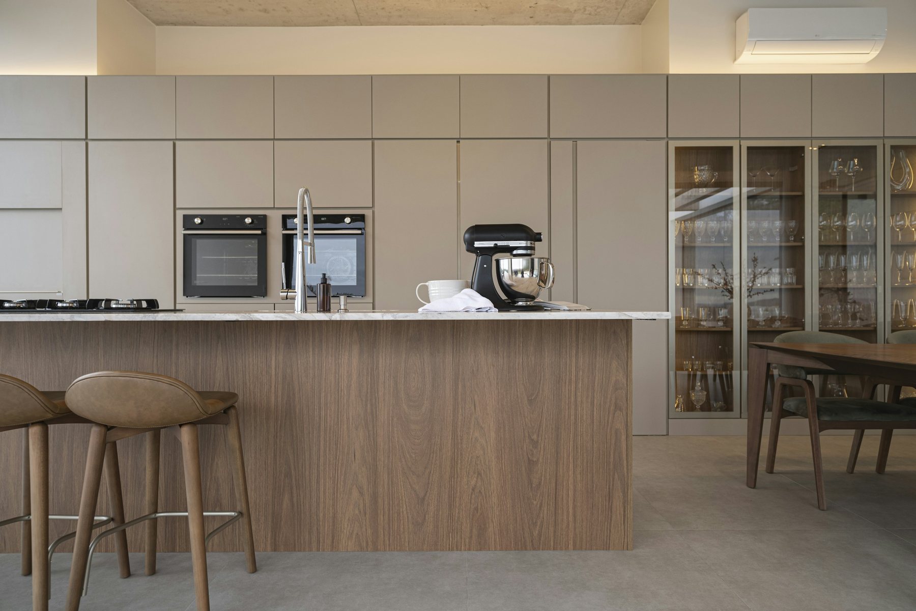 Cocina de madera con isla