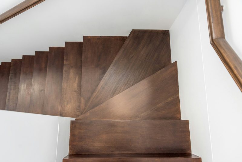 Escalera revestida de madera con iluminación