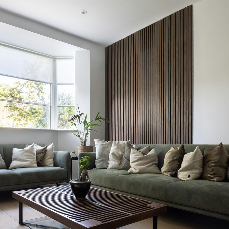 Pared con revestimiento de listones de madera