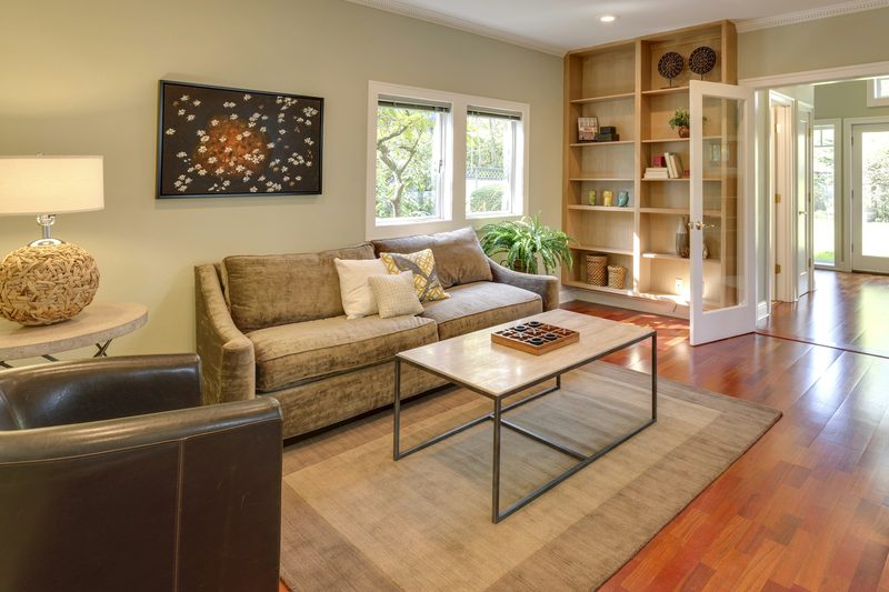 Salón con suelo de madera