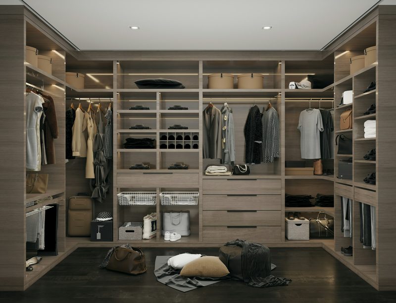 Vestidor de madera con isla de cajones e iluminación