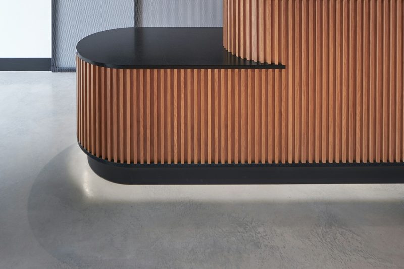 Comptoir en bois dans un magasin