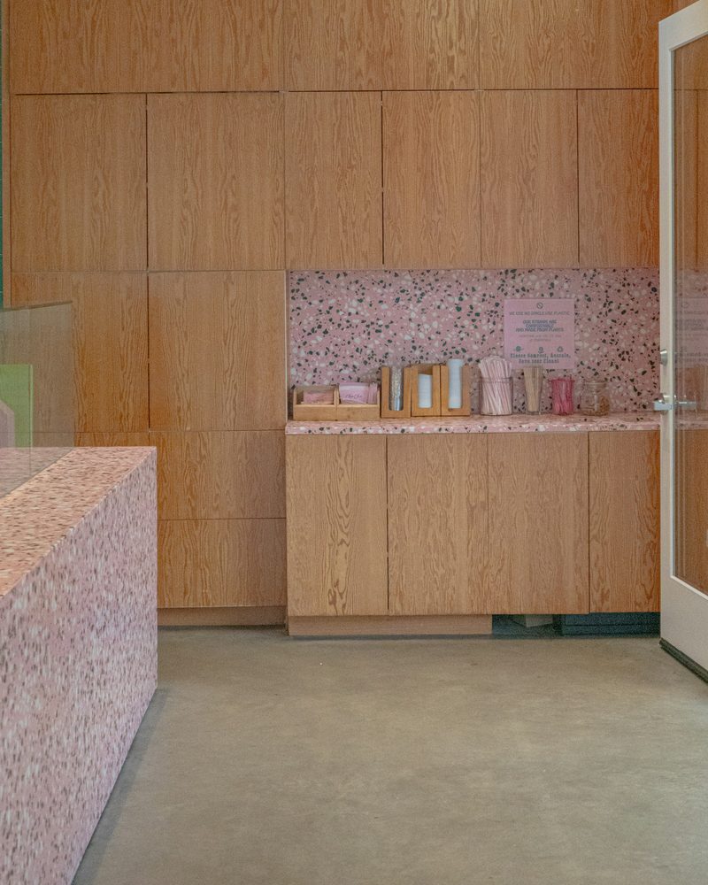 Habillage en bois dans un espace commercial